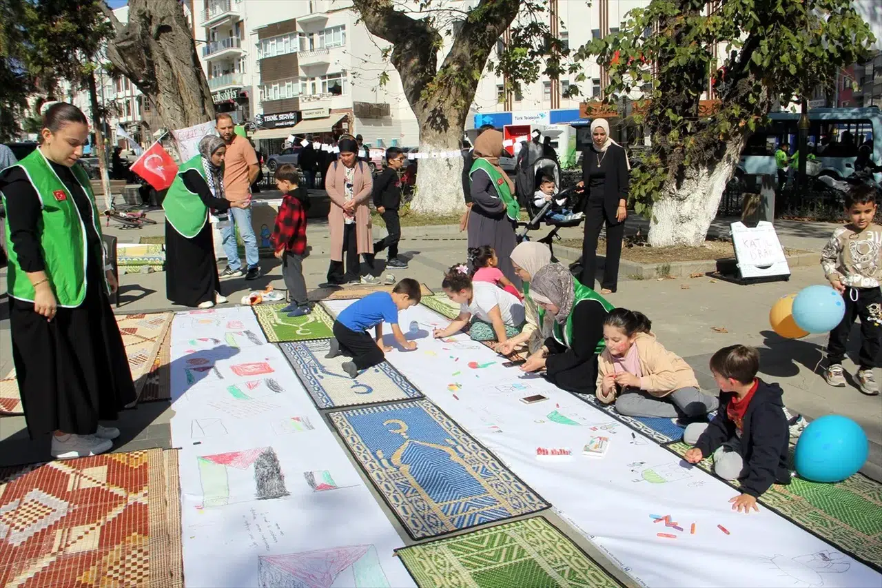 Sinop'ta "Filistinli çocuklar için çiz" etkinliği düzenlendi