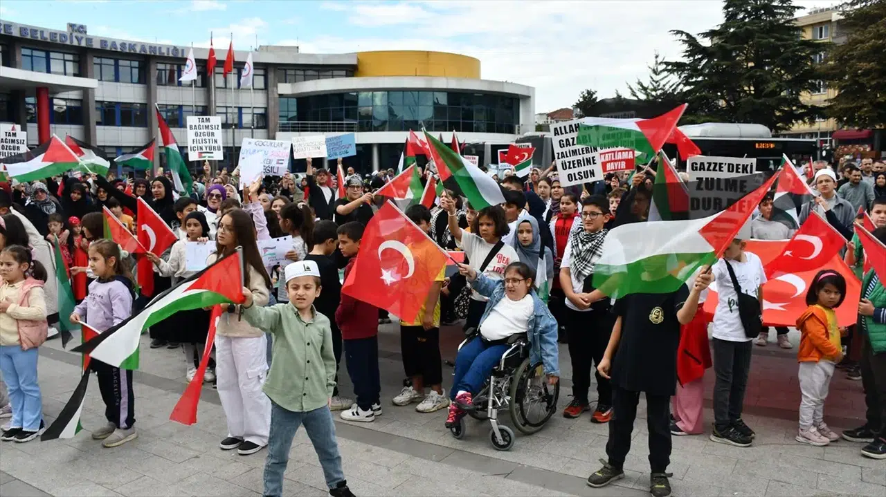 Düzce'de Küresel Sumud Filosu'na destek yürüyüş düzenlendi