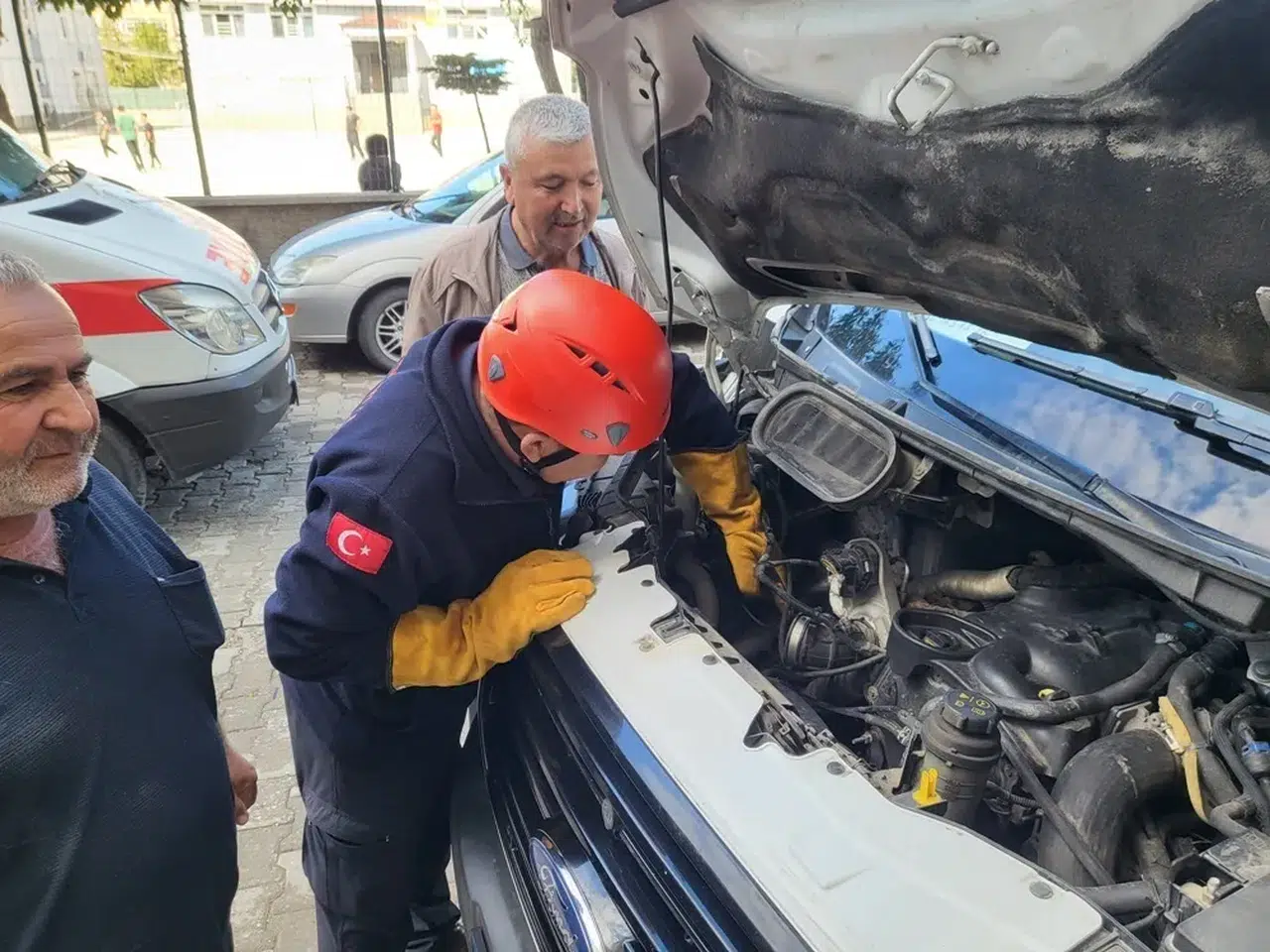 Minibüsün Motoruna Giren Kedi Kurtarıldı