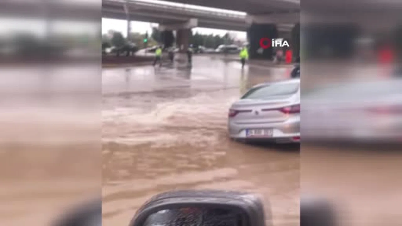 Antalya’da sağanak sonrası çöken yola araç düştü