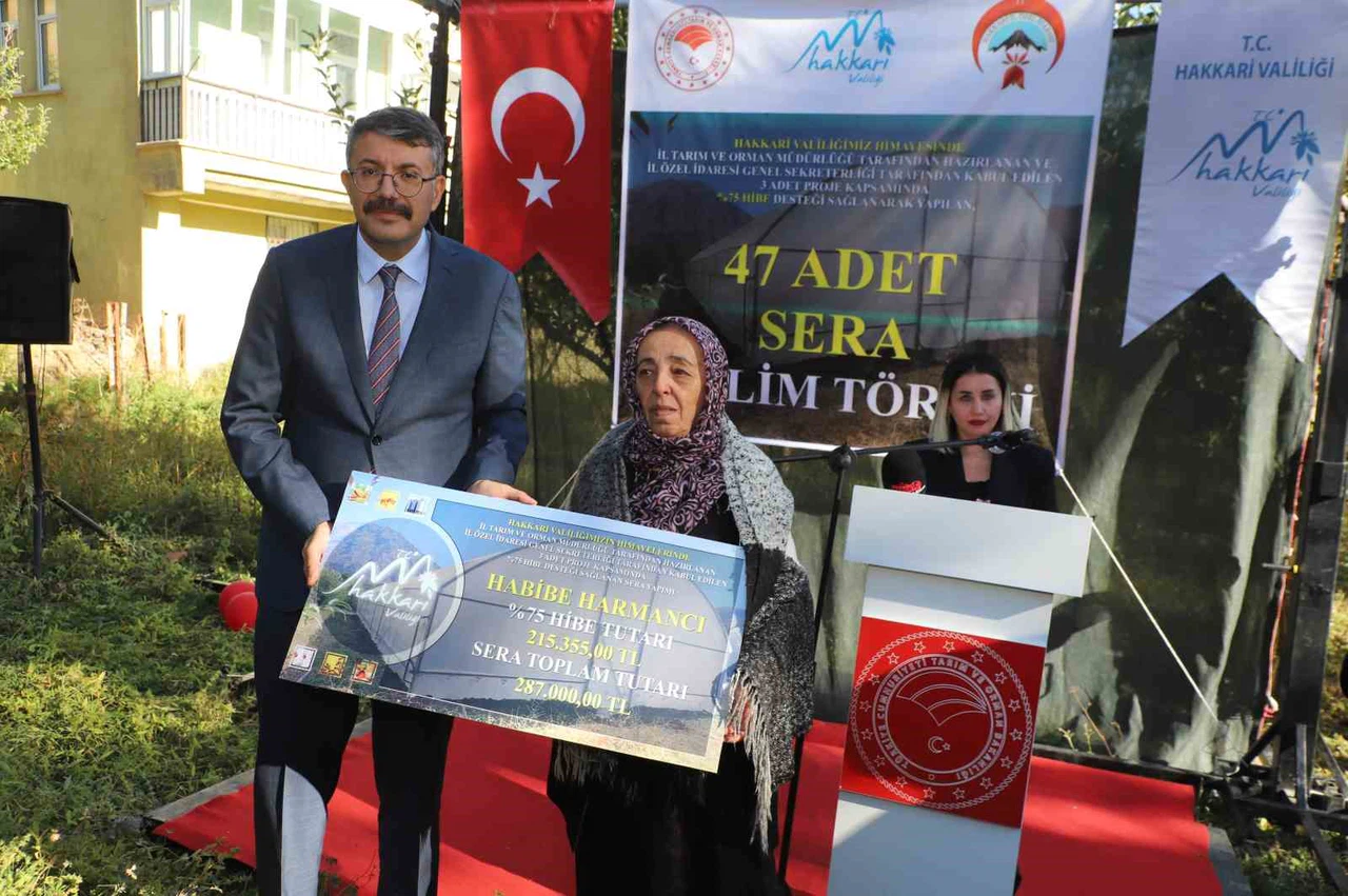 Hakkari’de kurulumu tamamlanan seralar kadın çiftçilere teslim edildi