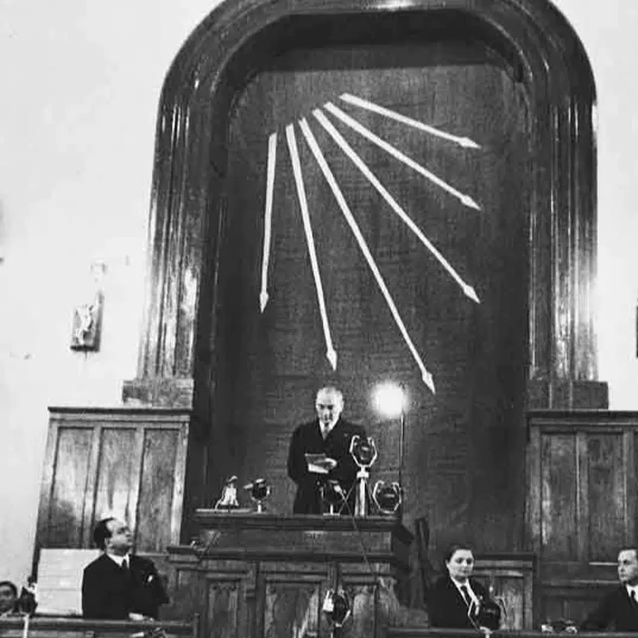 Tahtasız: Yel Kayadan Ancak Toz Alır, Varsa Cesaretiniz Getirin Sandığı