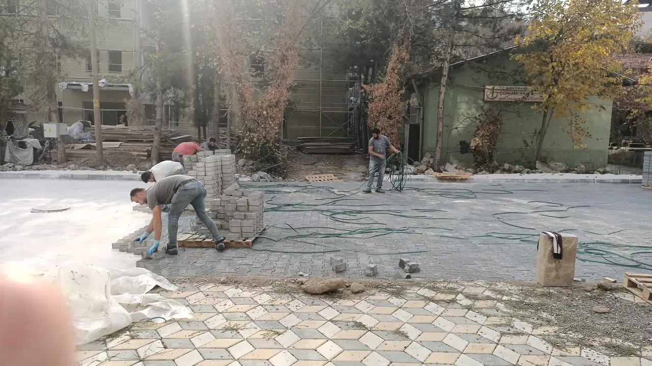 Bayat’ta Yollar ve Kaldırımlar Yenileniyor