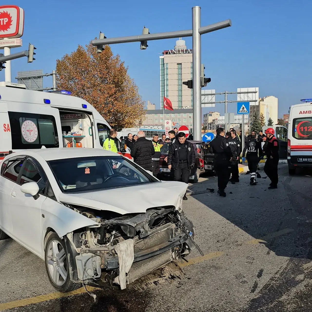 Otomobiller birbirine girdi: 2 yaralı