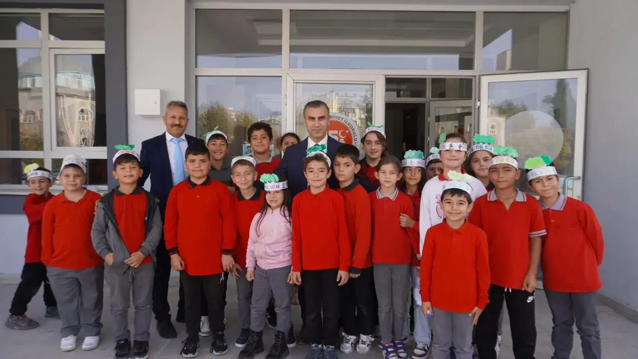 Minikler Fidanları Toprakla Buluşturdu