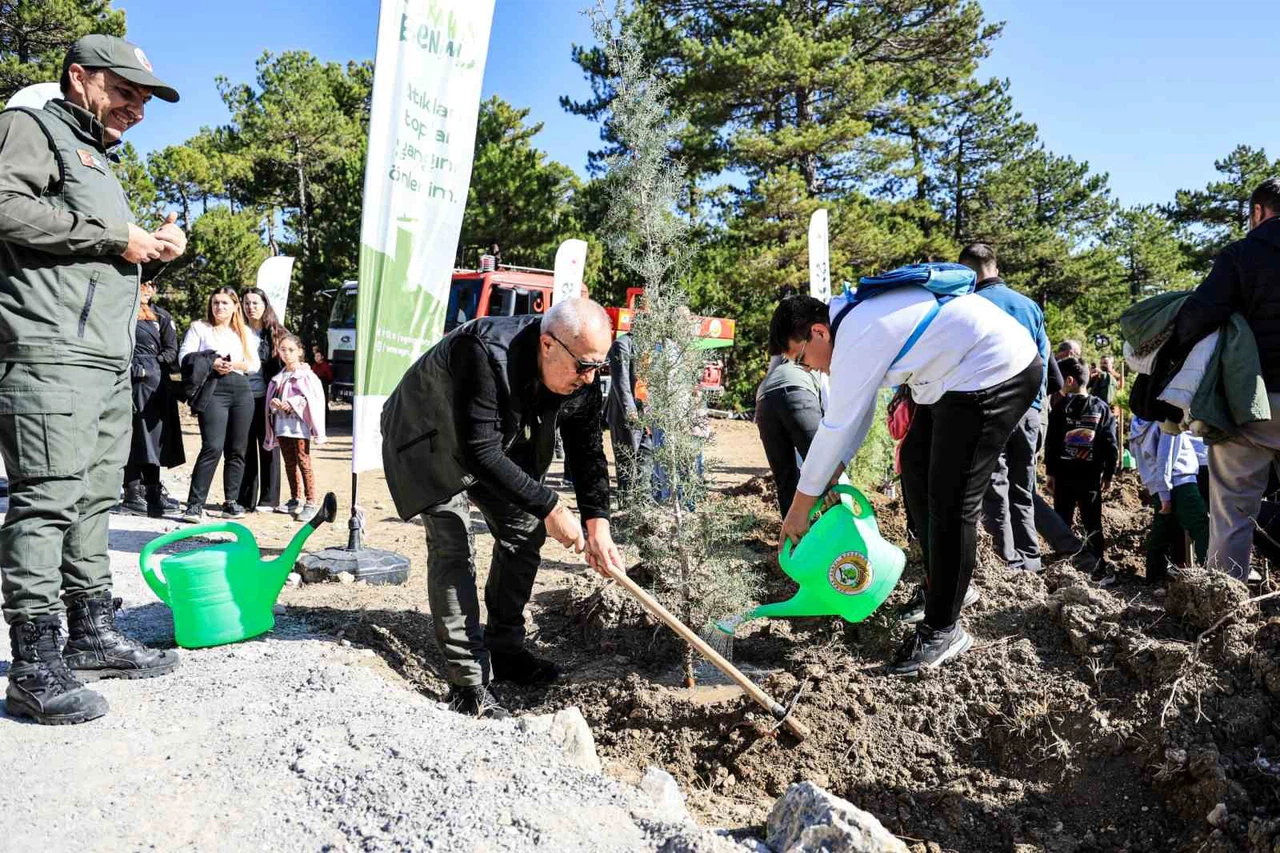 Çameli’de 11 Kasım Milli Ağaçlandırma Günü kapsamında fidanlar toprakla buluştu
