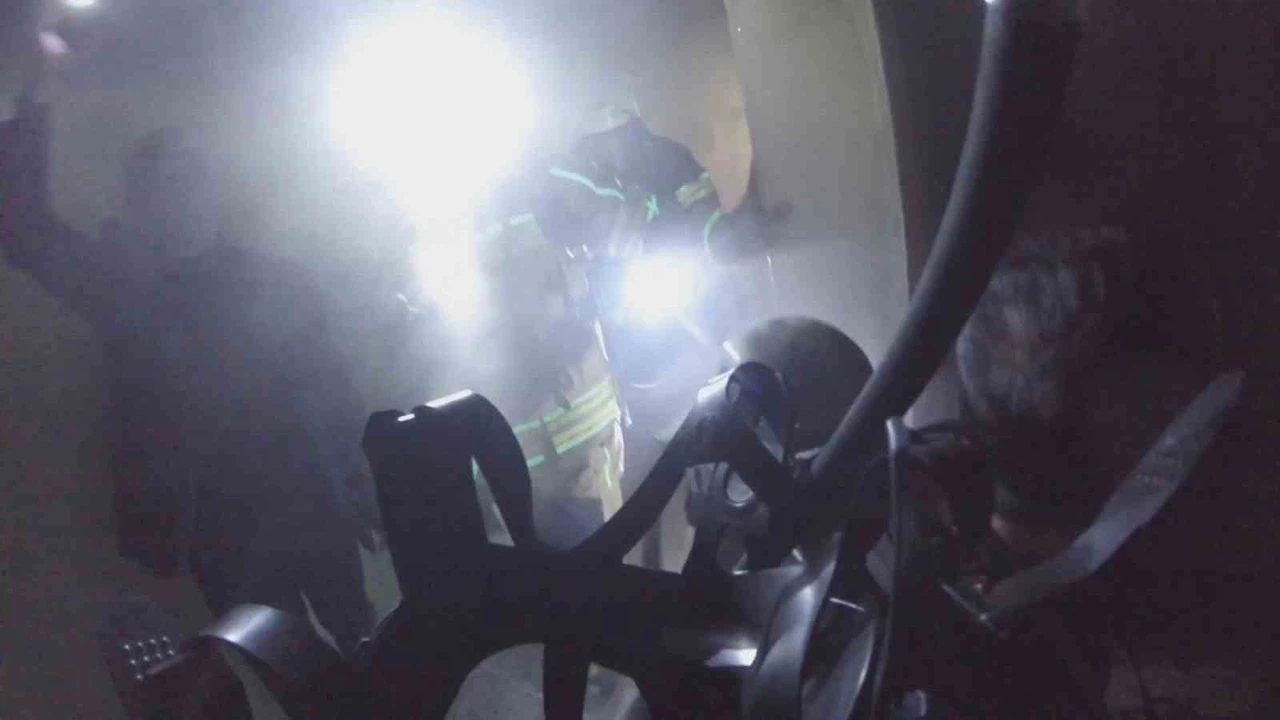 Diyarbakır’da 2’si çocuk 7 kişinin etkilendiği yangın kask kamerasına yansıdı