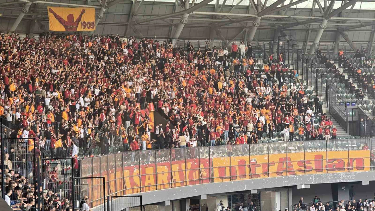 Galatasaray taraftarından Selçuk İnan tezahüratı