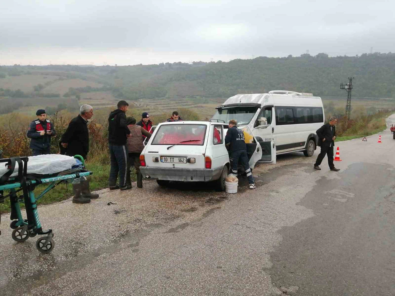 Gönen’de trafik kazasında sıkışan sürücü itfaiye ekiplerince kurtarıldı