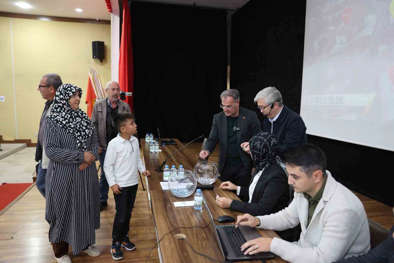 Hacılar’da merakla beklenen konut kura çekimi yapıldı