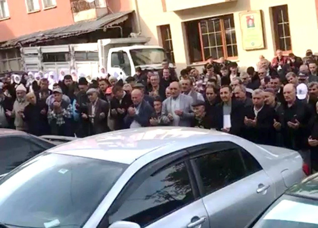 Hisarcık’ta 24 kişilik umre kafilesi dualarla uğurlandı