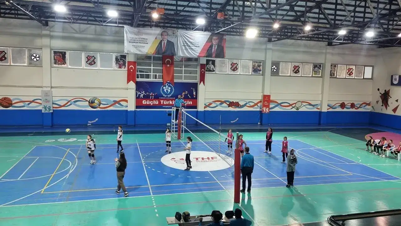 Okul Sporları Küçük Kızlar Voleybol Müsabakaları Devam Ediyor