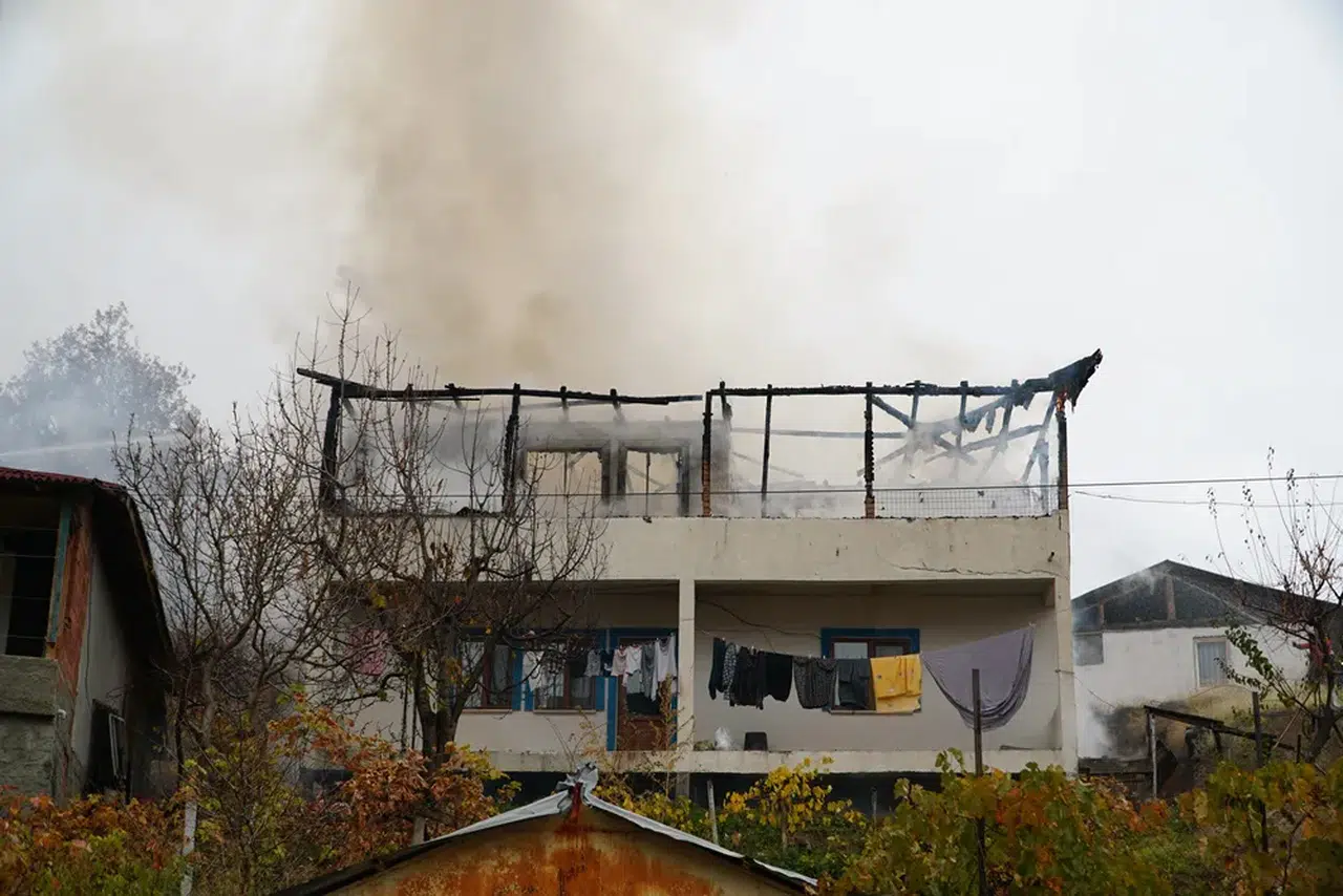 Yangın Çıkan Evin Üst Katı Küle Döndü