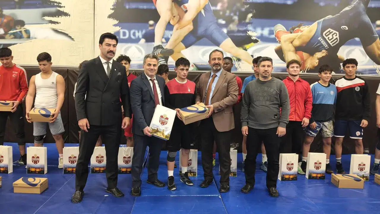 Çorum Güreşçilerine Malzeme Desteği