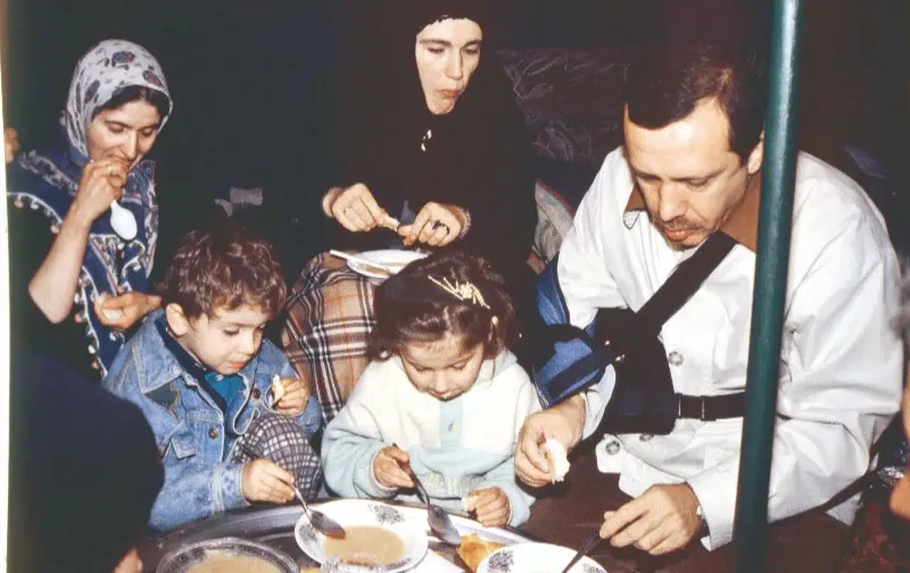 Tahtasız: Asıl Şov, Sarayın Masraflarını Kısmayanların Yaptığıdır