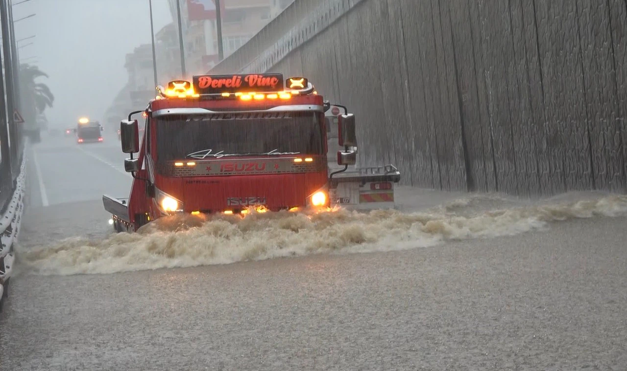 Alanya’da sağanak yağış trafiği felç etti