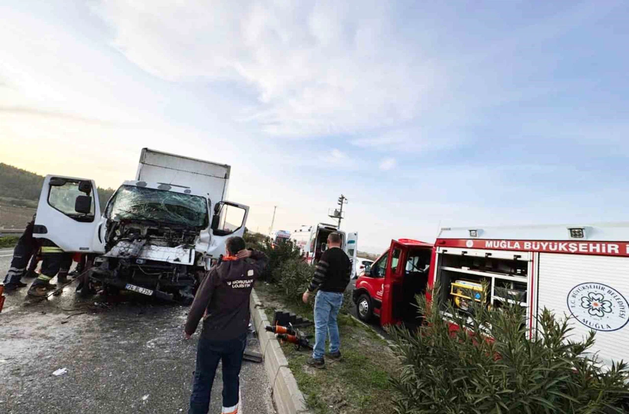 Kamyonette sıkışan iki kişi kurtarıldı