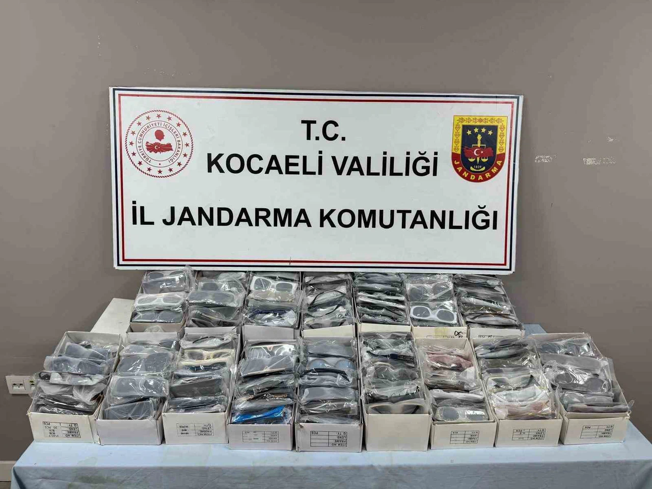 Kocaeli’de 2,6 milyon TL’lik kaçak gözlük ve tütün operasyonu
