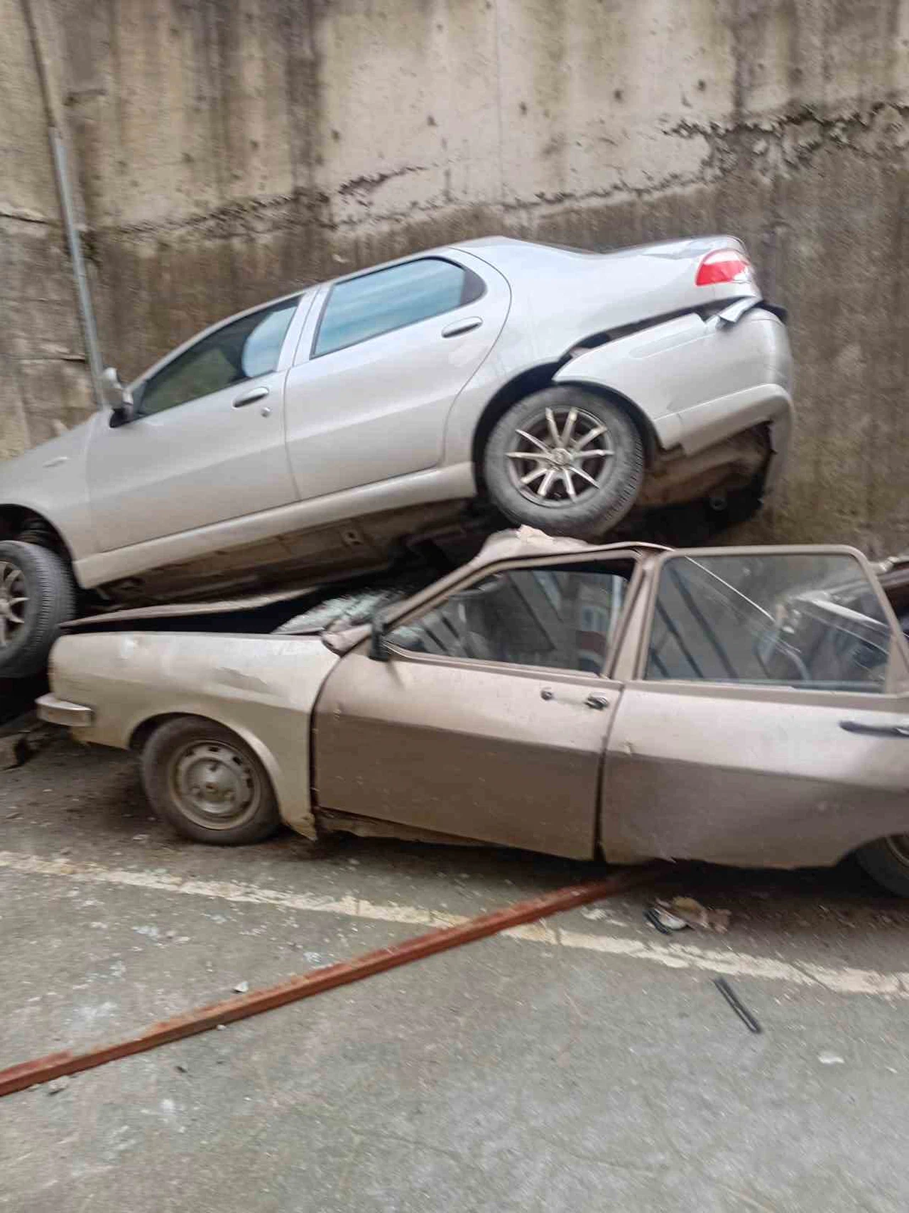 Rampada geriye kayan otomobil 8 metreden düşerek park halindeki aracın üzerine çıktı