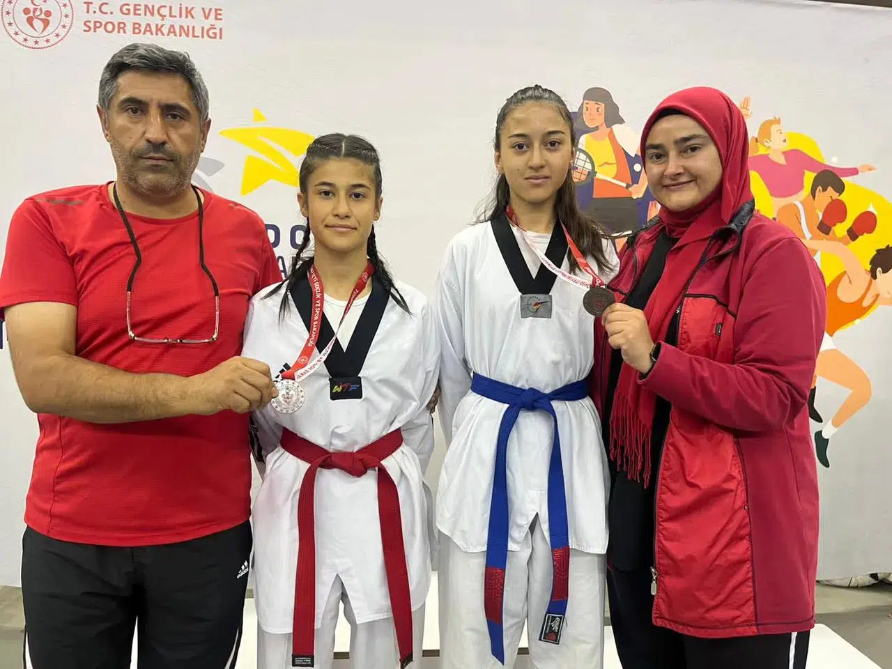 Yaren ve Yağmur’dan Madalya
