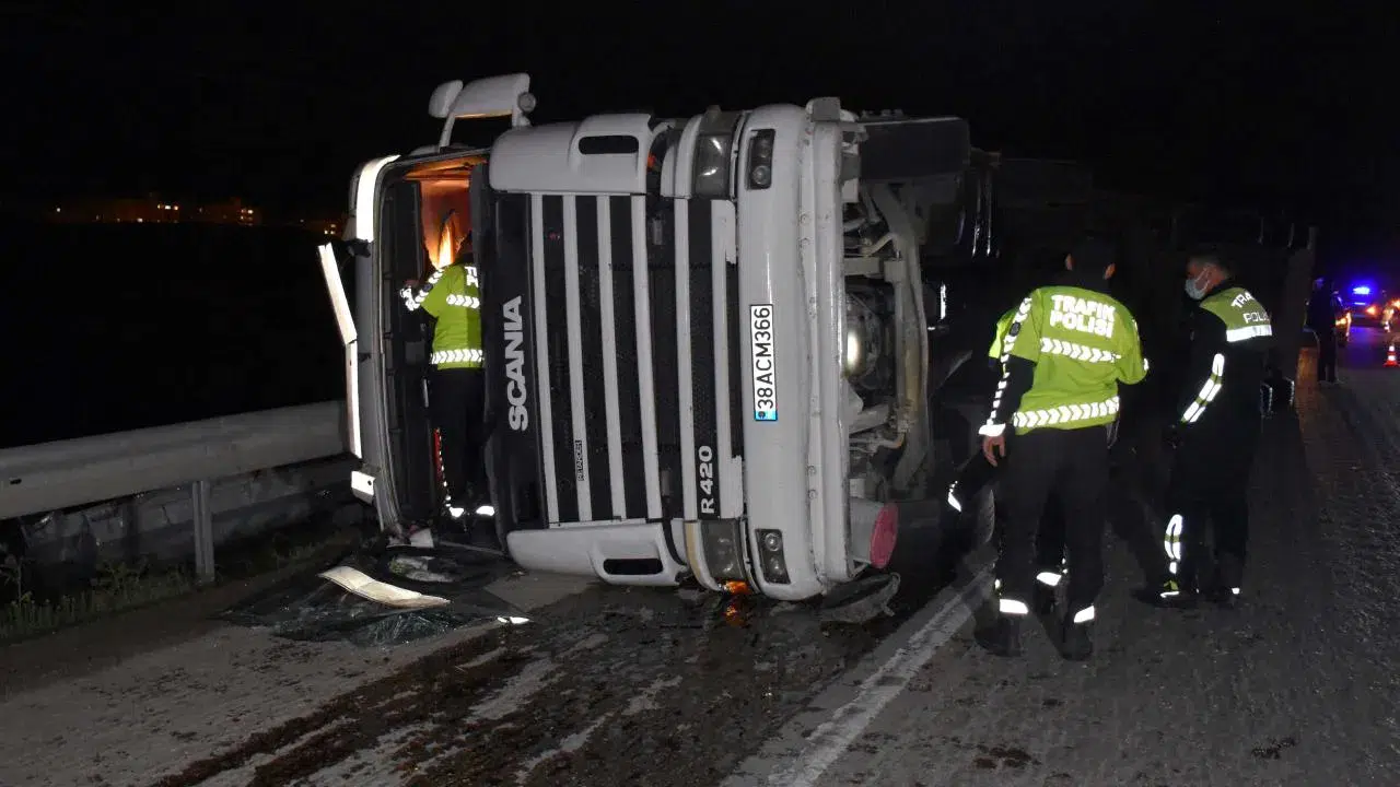 TIR Refüje Devrildi: 1 Yaralı