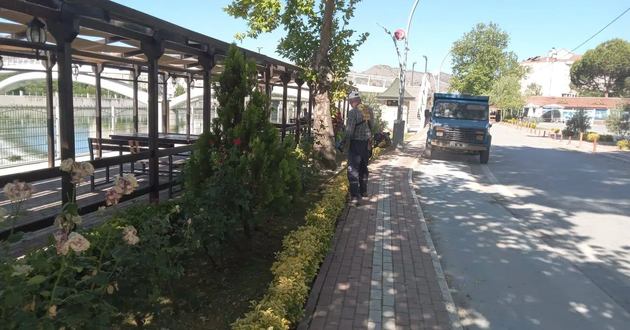 Osmancık'ta Park ve Yeşil Alanlarda Bakım Çalışmaları Sürüyor