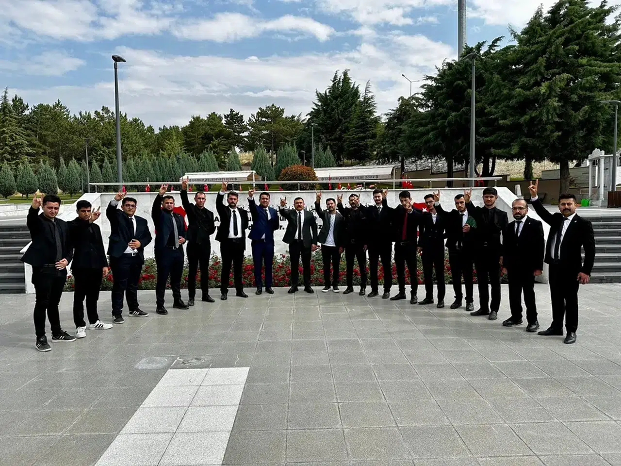 İlk Durağı Şehit Kabirleri Oldu