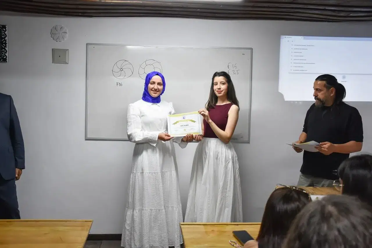 Fotoğrafçılık Kursunun İlk Mezunları Belgelerini Aldı
