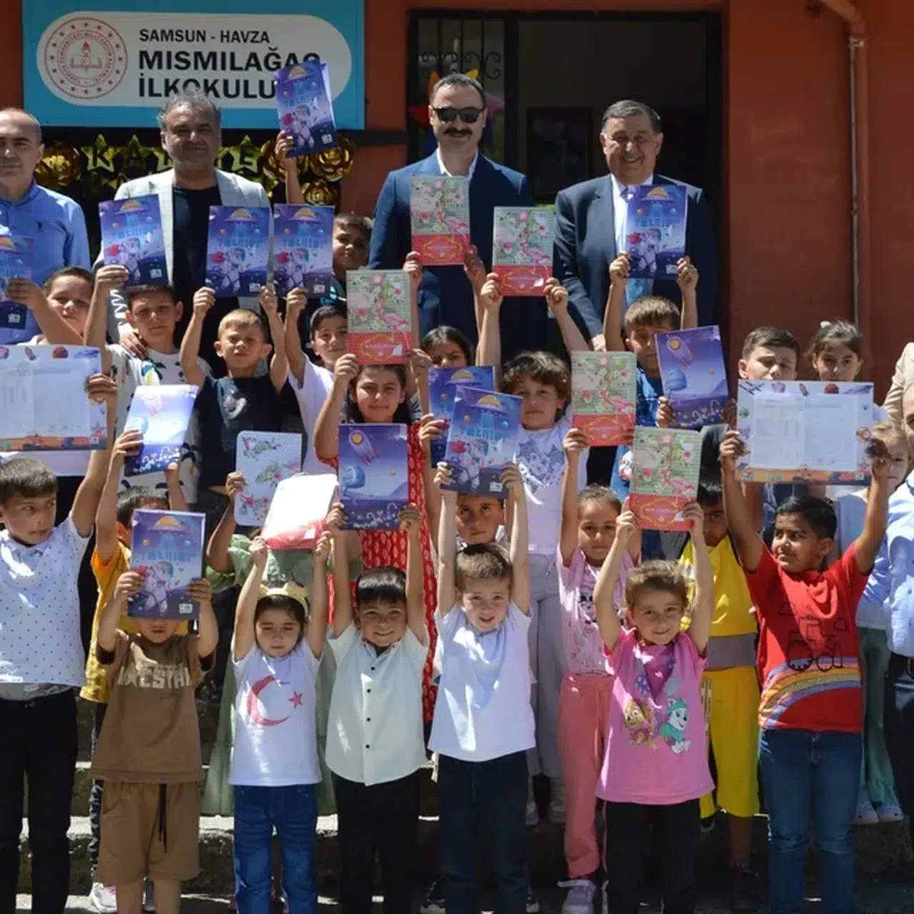 Alaçam ilçesinde 2 bin 411 öğrenci karnelerini alarak tatile girdi