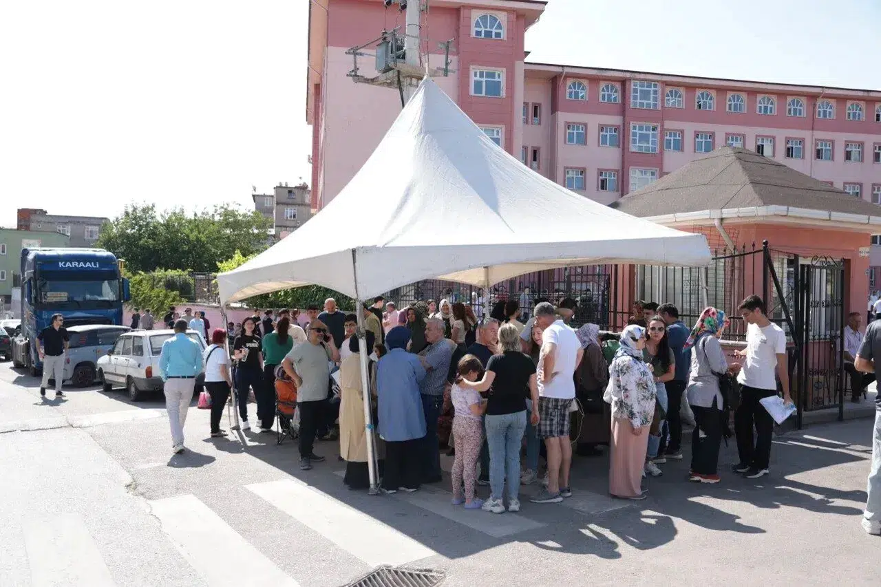 İlkadım'dan YKS'ye giren öğrencilerin velilerine ücretsiz çay ve su ikram edildi
