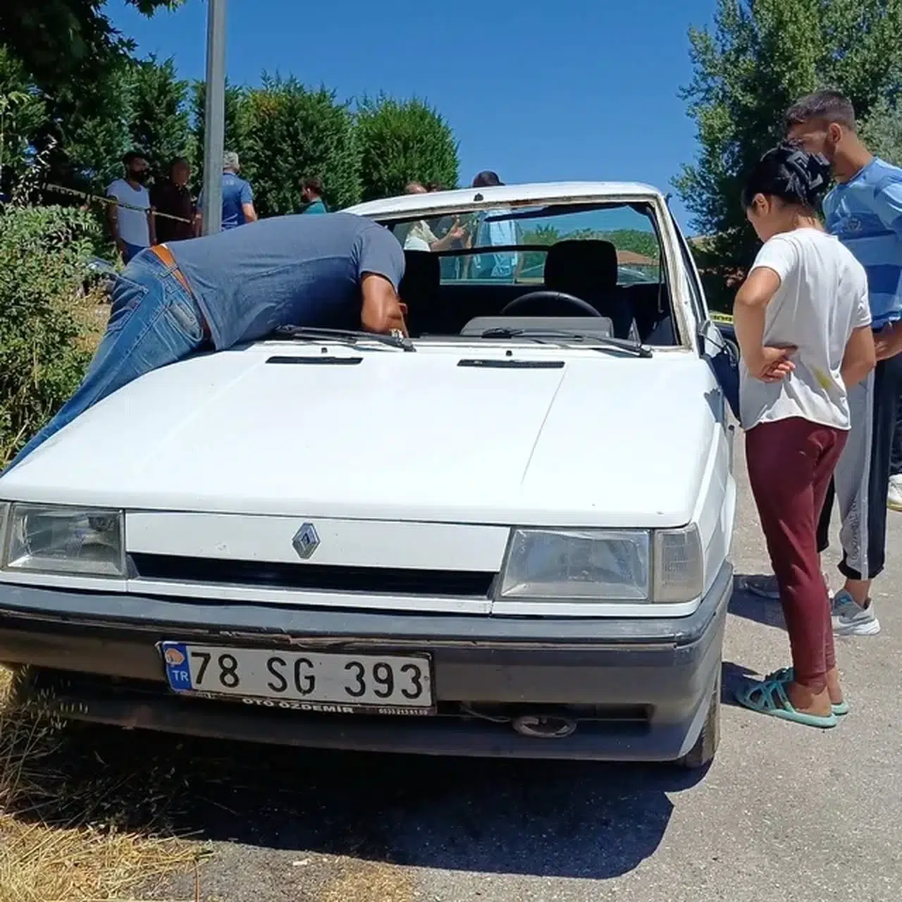 Karabük'te minibüsle otomobilin çarpıştığı kazada 1'i çocuk 3 kişi yaralandı