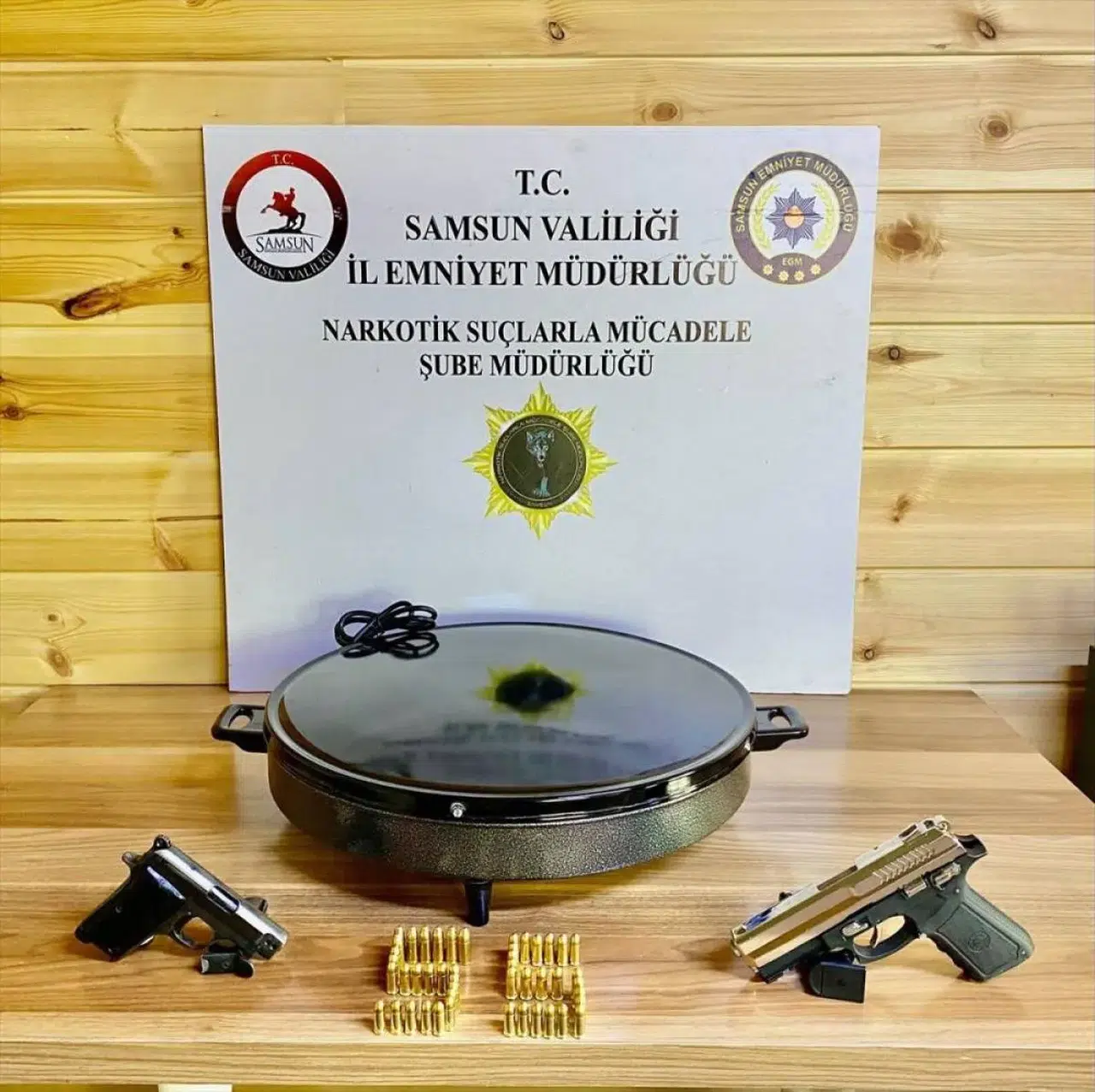 Samsun'da elektrikli ocak içine gizlenmiş silah ele geçirildi, 2 zanlı yakalandı