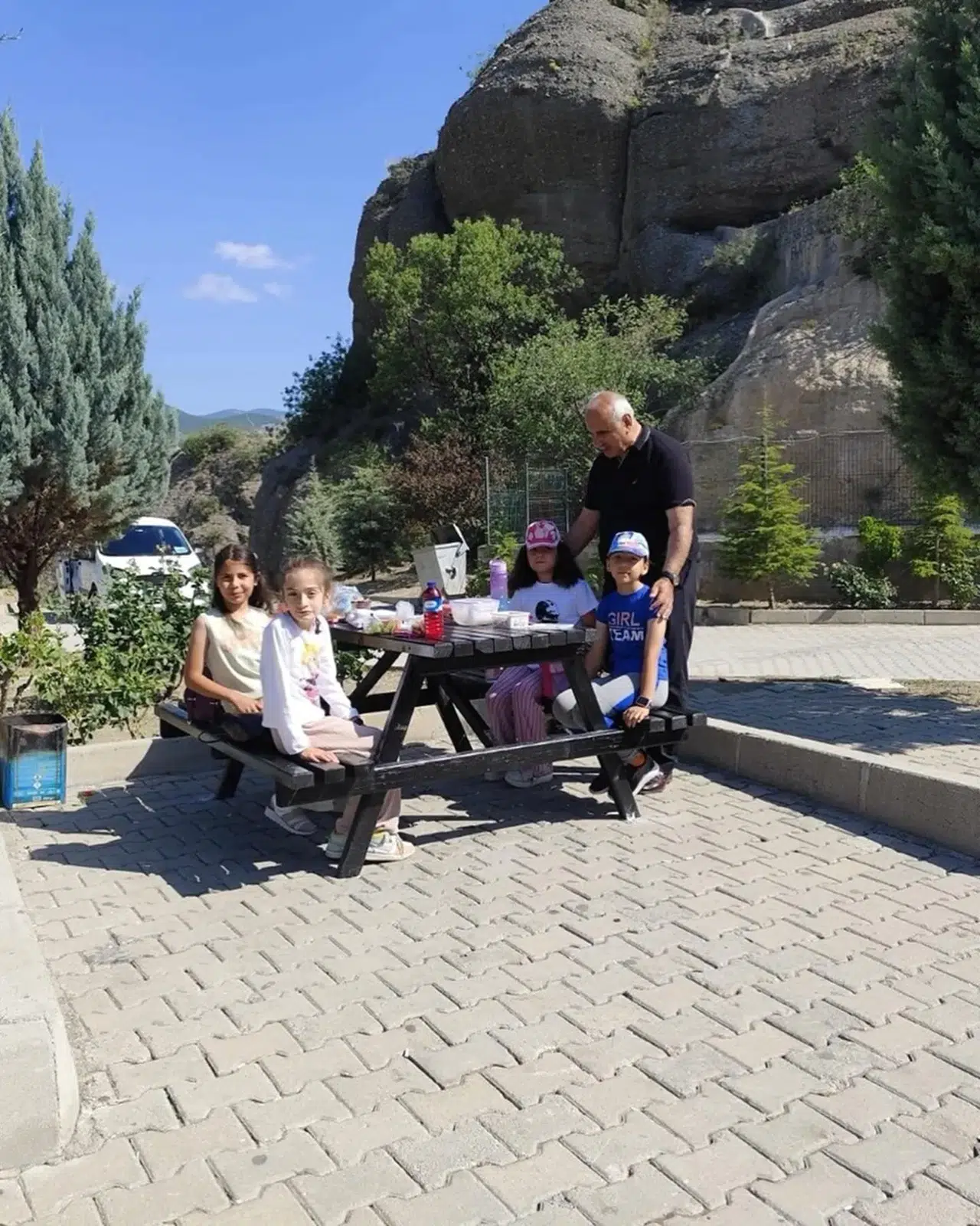 Piknik Yapan Miniklere Sürpriz
