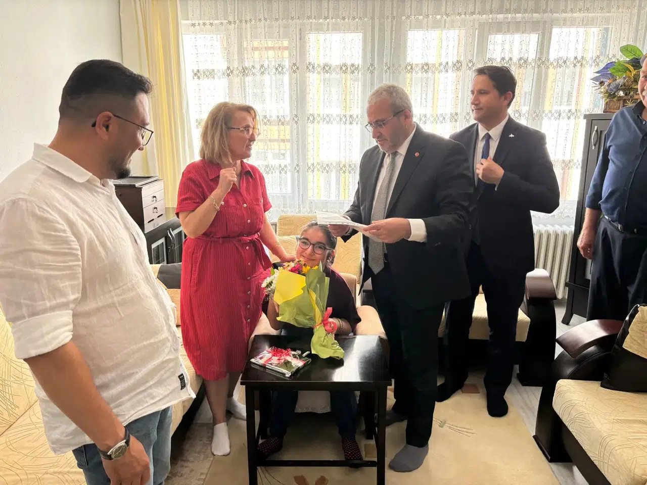 Ceylin, Mezuniyet Sevincini Müdür Çağlar ile Yaşadı