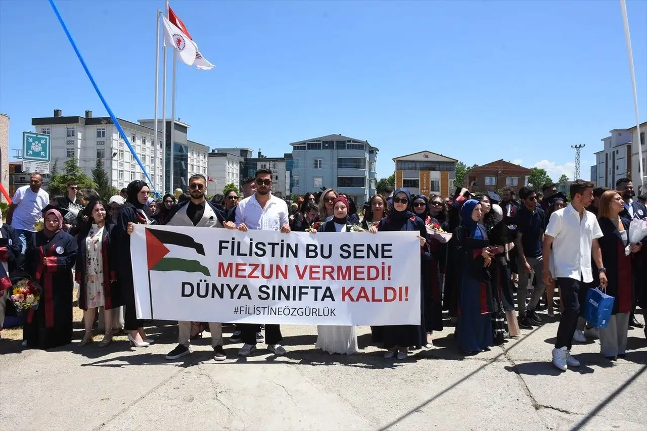 OMÜ İletişim Fakültesi mezuniyet töreninde öğrenciler Filistin'e destek pankartı açtı
