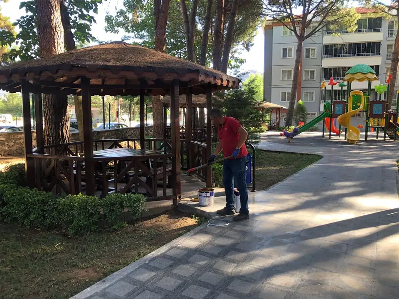 Park ve Yeşil Alanlarda Yaz Bakımı Devam Ediyor