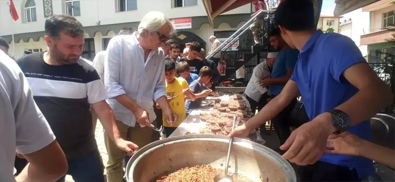Tokat'ın ilçelerinde vatandaşlara aşure dağıtıldı