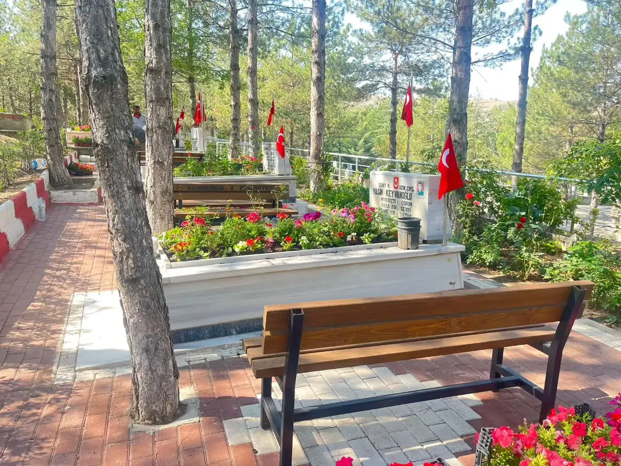 Sungurlu Şehitliğinde Bakım ve Çiçeklendirme Çalışması Yapıldı