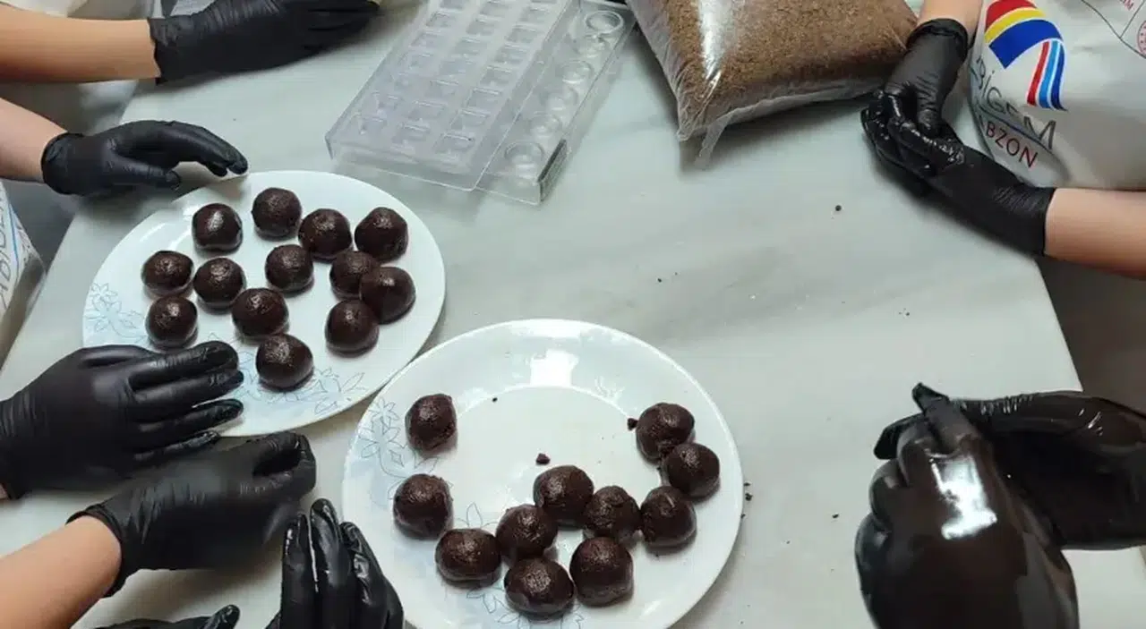 Trabzon'da koruma ve bakım altındaki kız çocukları çikolata yapımını öğreniyor