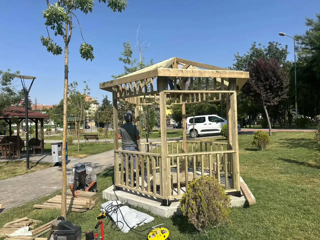 Sungurlu'daki Park ve Sokaklara Yeni Kamelyalar Kuruluyor
