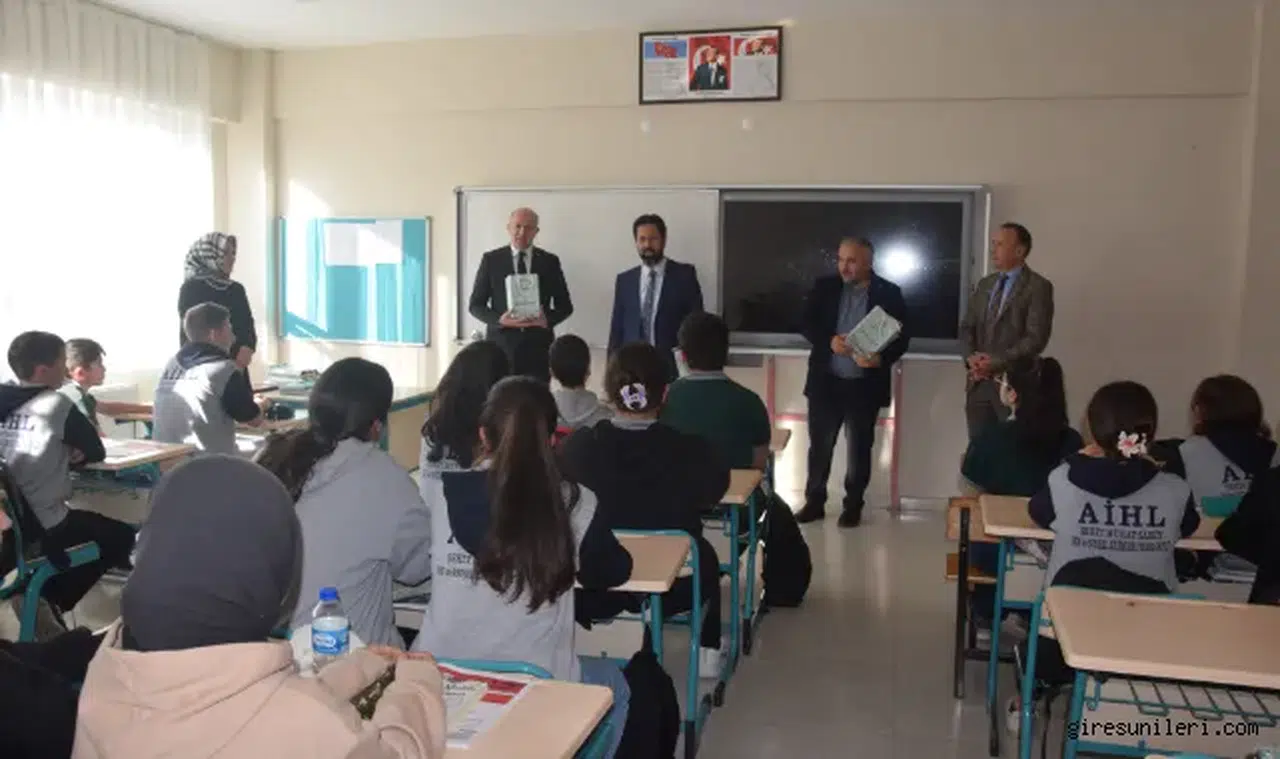 Espiye'de öğrencilerine Kur'an-ı Kerim hediye edildi