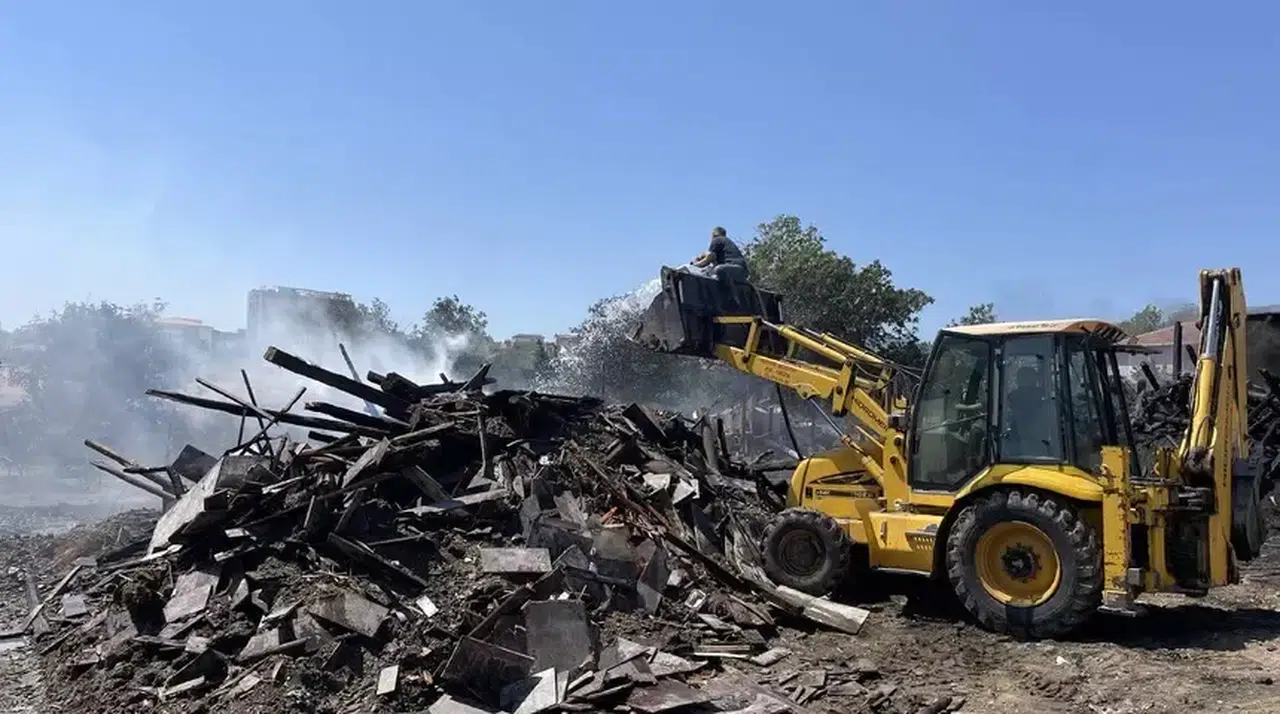 Amasya'da kereste deposunda çıkan yangın söndürüldü
