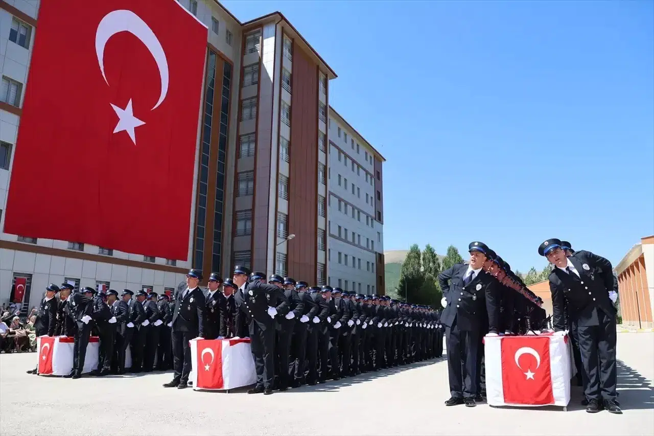 Trabzon, Rize ve Bayburt'ta eğitimlerini tamamlayan 579 polis adayı mezun oldu