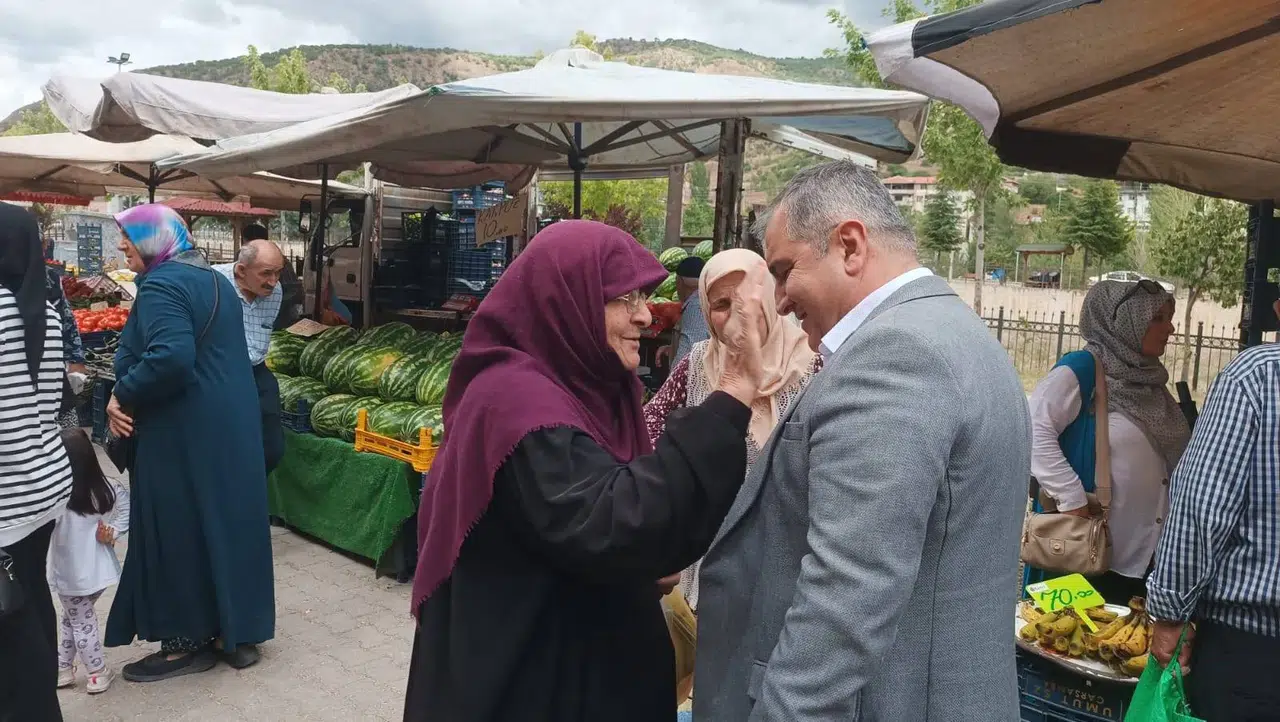 Ünlü, Pazarda Vatandaşlar ile Buluştu