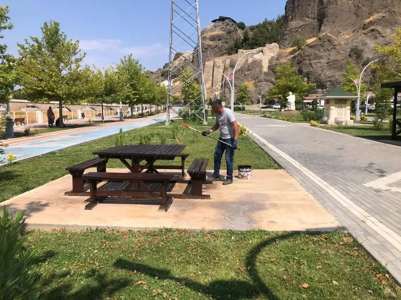Osmancık'ta Park ve Yeşil Alanlarda Yaz Bakımı Sürüyor