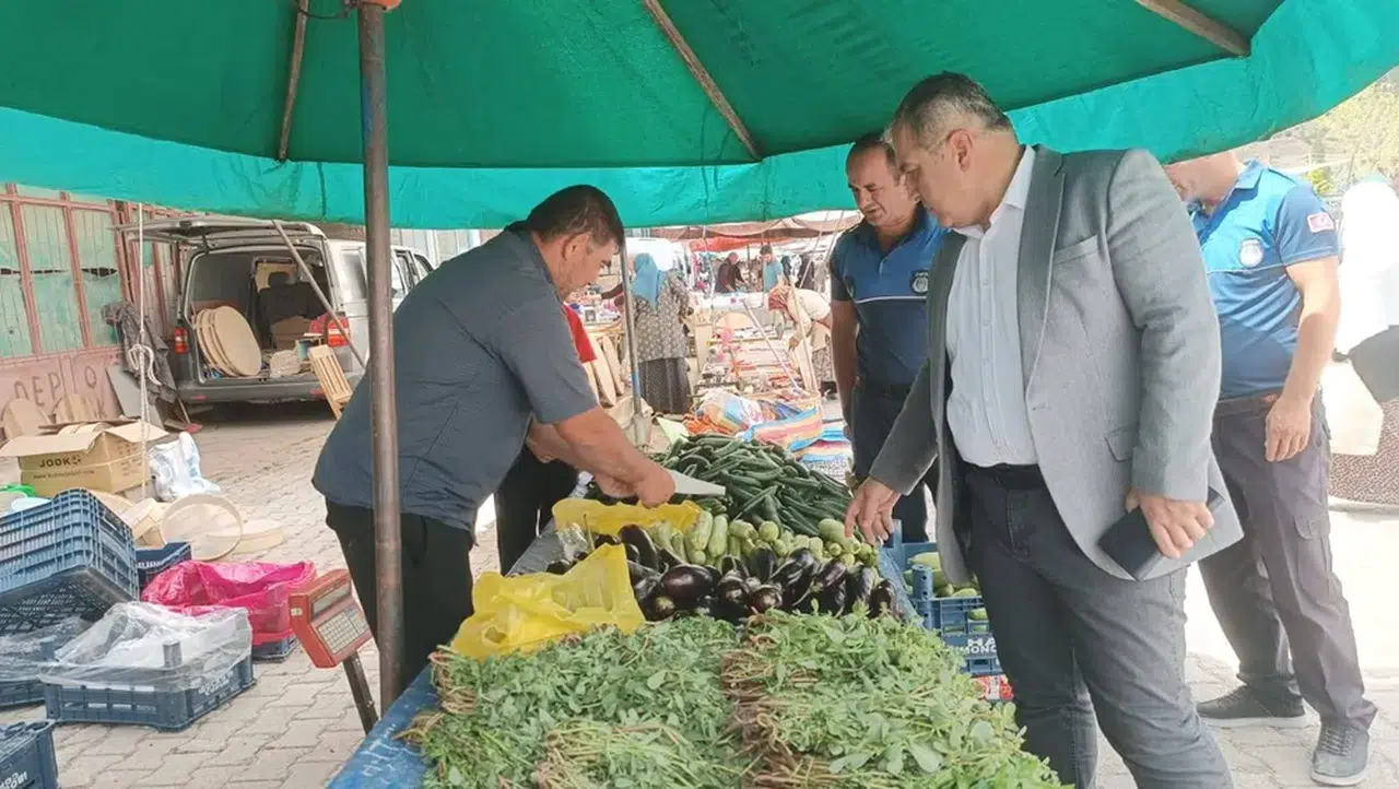 Ünlü, Pazar Esnafı ve Vatandaşlarla Buluştu