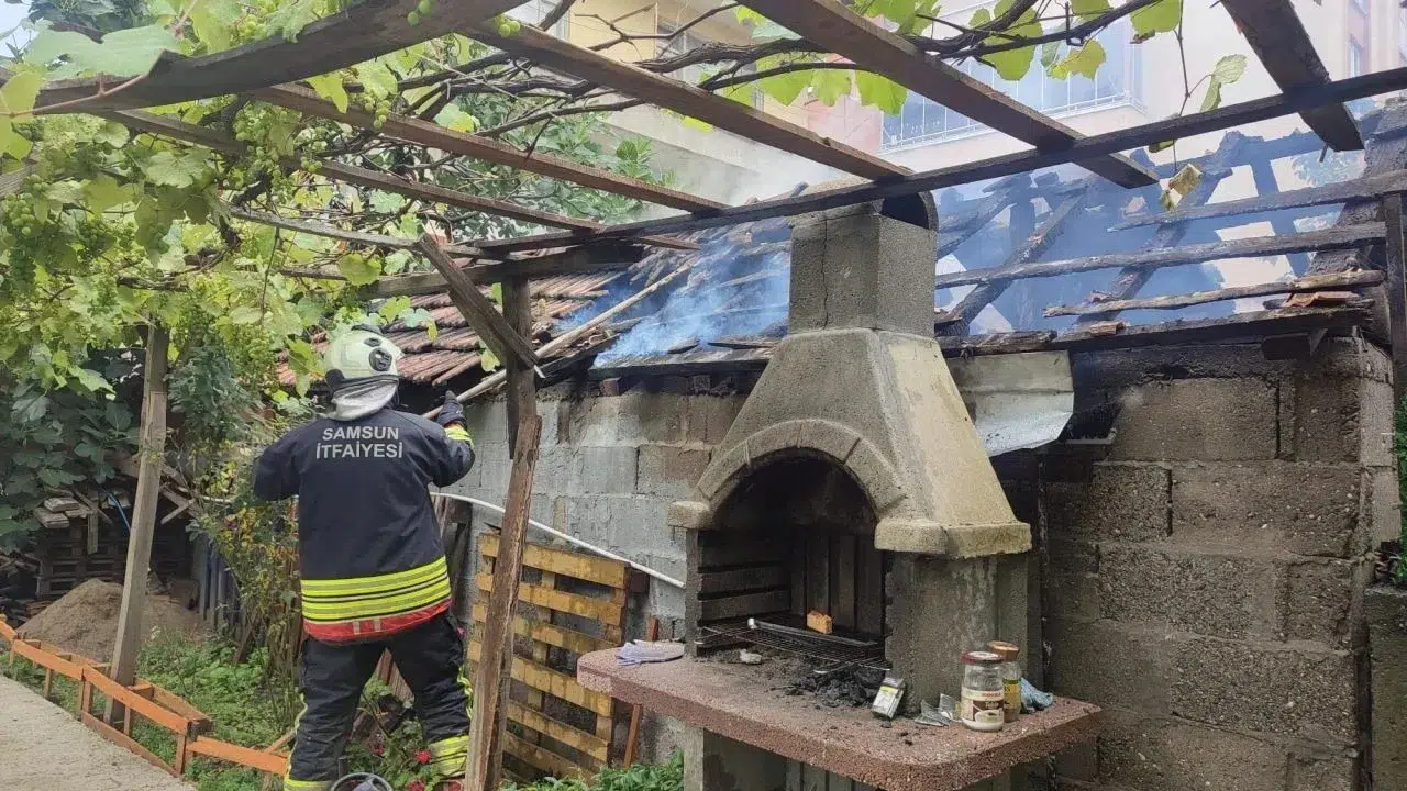 Çarşamba'da odunlukta çıkan yangın söndürüldü