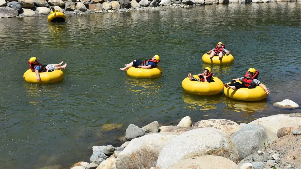 Trabzon'da özel bireyler "rafting tubing" heyecanı yaşadı
