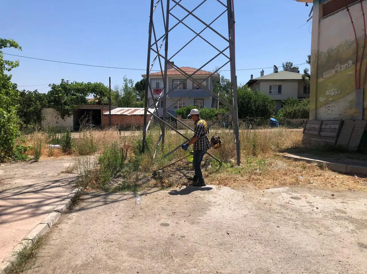 Osmancık'ta Park ve Mezarlıklarda Ot Biçme Çalışması