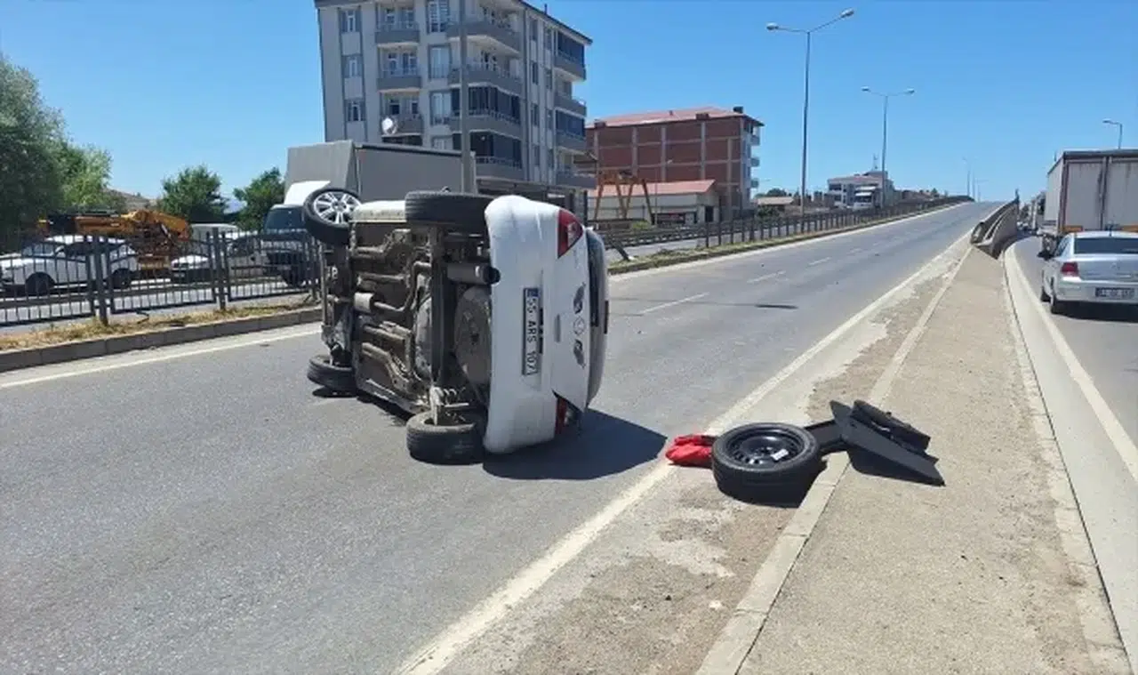 Samsun'da devrilen otomobildeki 2 kişi yaralandı